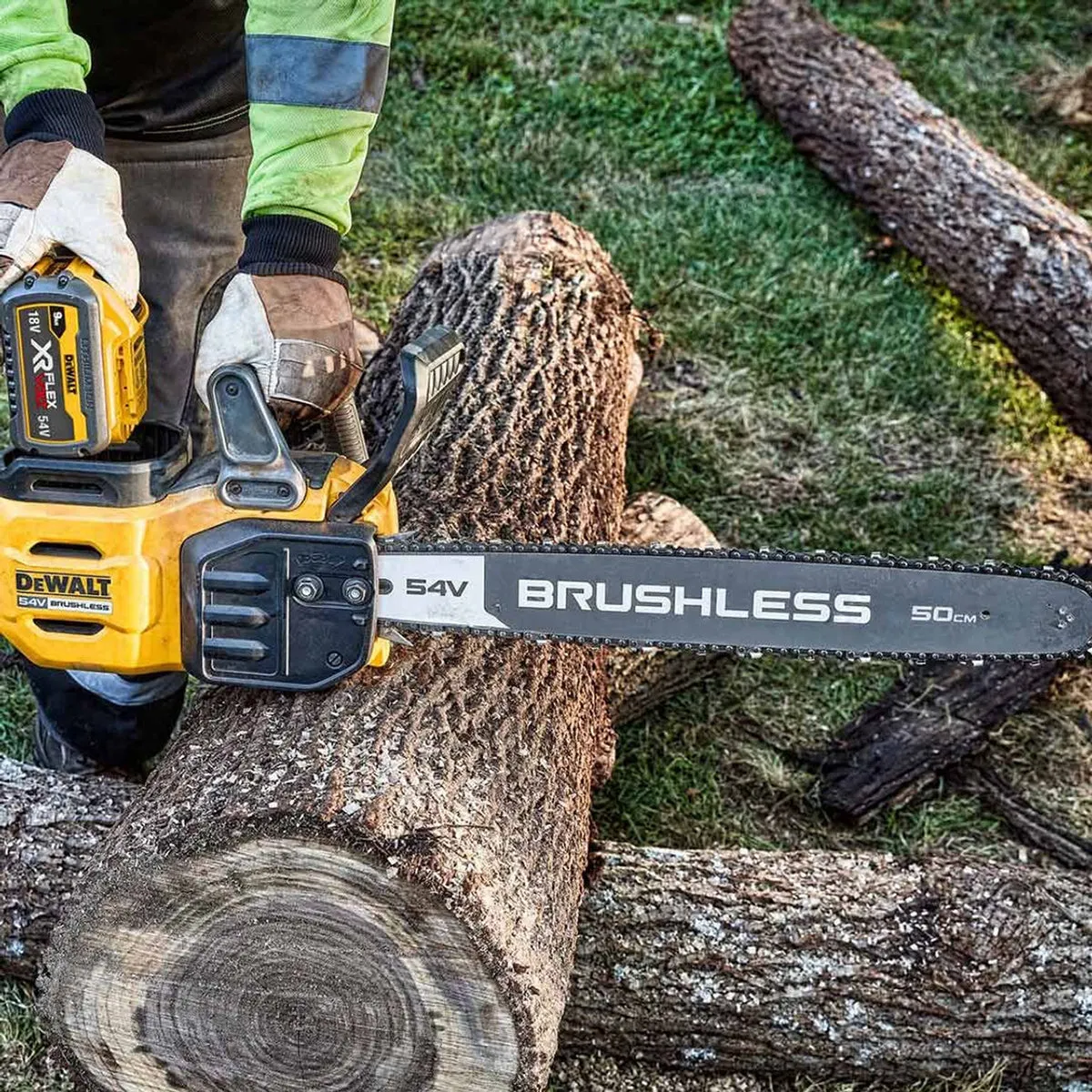DeWalt DCMCS575N-XJ 54V XR Flexvolt Brushless 50cm Chainsaw with 1 x 9.0Ah Battery & Charger