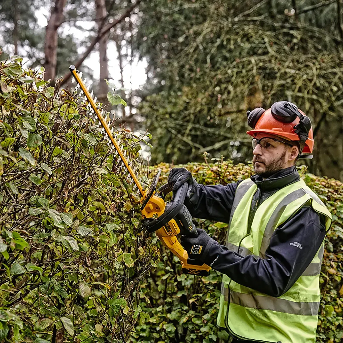 Dewalt DCMHT564N-XJ 18V XR 55cm Hedge Trimmer with 1 x 4.0Ah Battery & Charger
