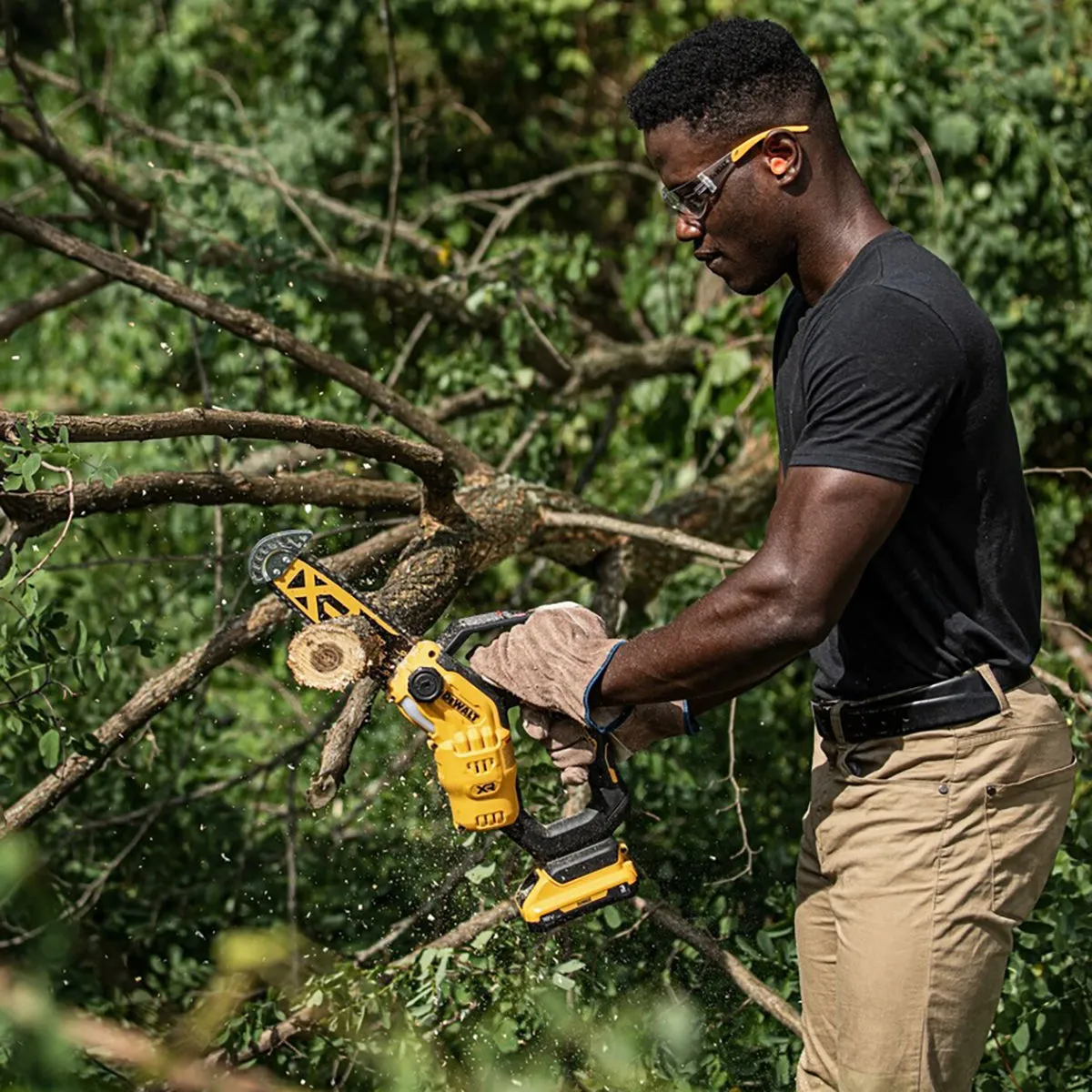 Dewalt DCMPS520N-XJ 18V XR Brushless 20cm Pruning Saw with 1 x 4.0Ah Battery & Charger