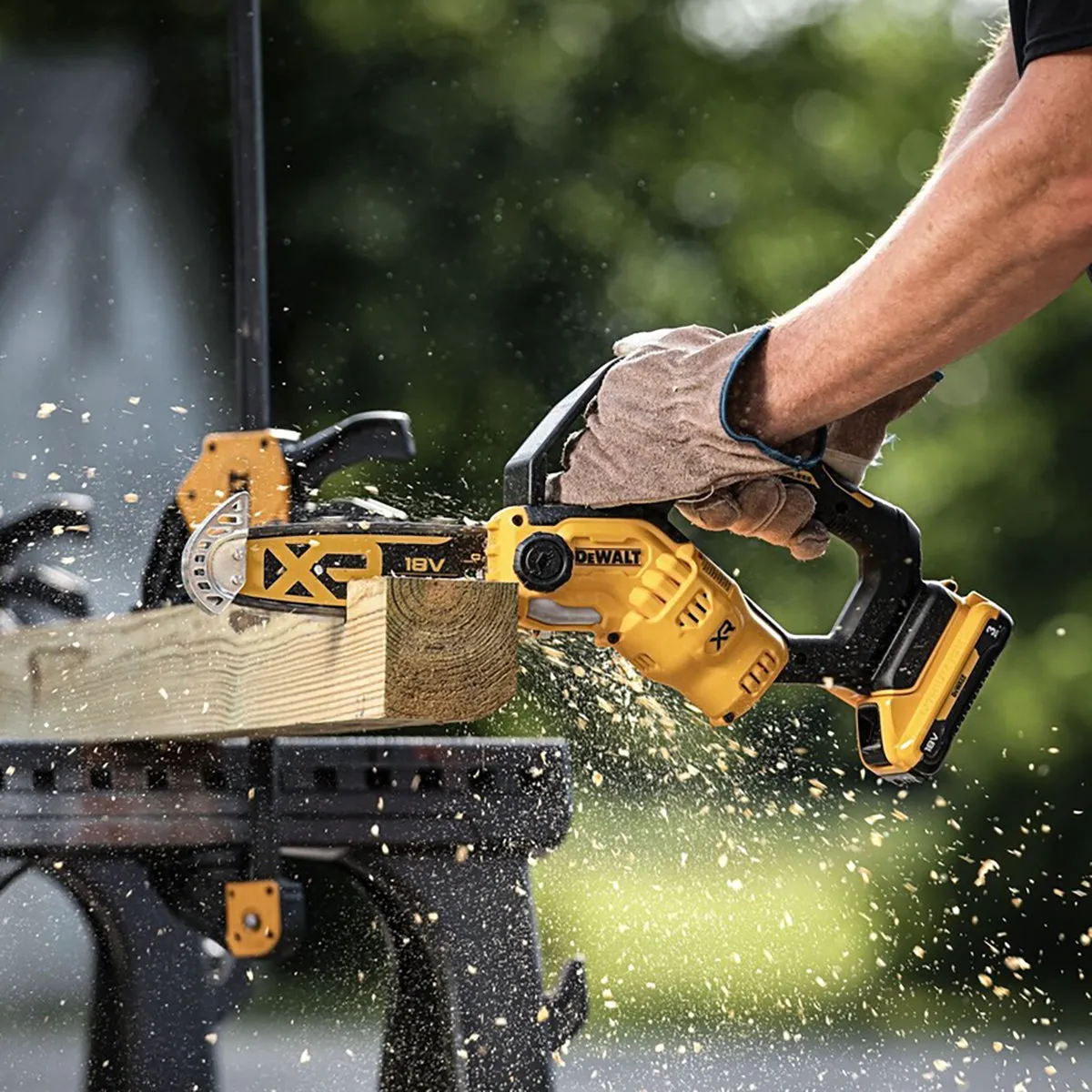 Dewalt DCMPS520N-XJ 18V XR Brushless 20cm Pruning Saw with 1 x 4.0Ah Battery & Charger