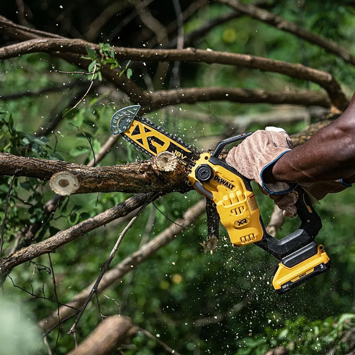 Dewalt DCMPS520N-XJ 18V XR Brushless 20cm Pruning Saw with 1 x 4.0Ah Battery & Charger