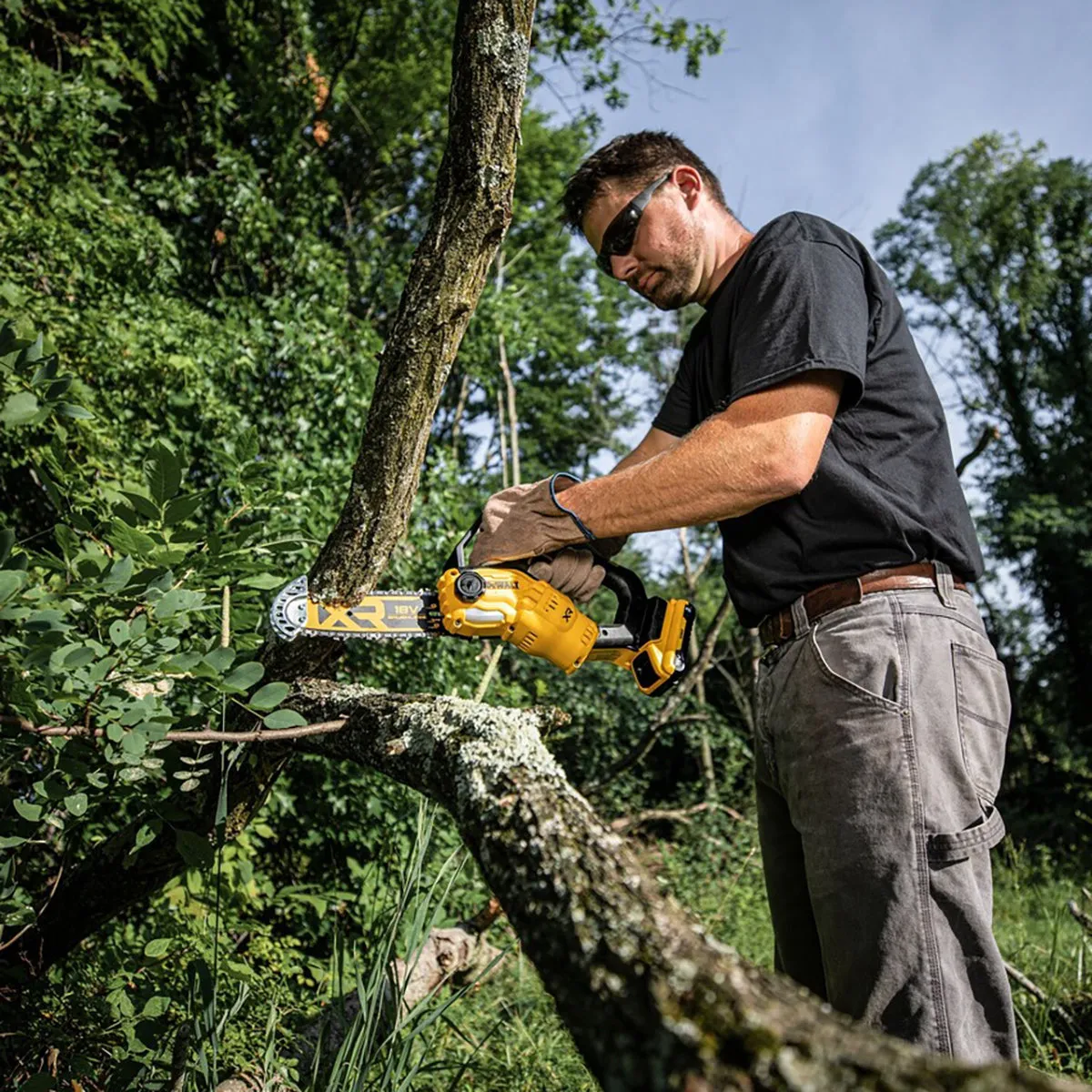 Dewalt DCMPS520N-XJ 18V XR Brushless 20cm Pruning Saw with 1 x 4.0Ah Battery & Charger