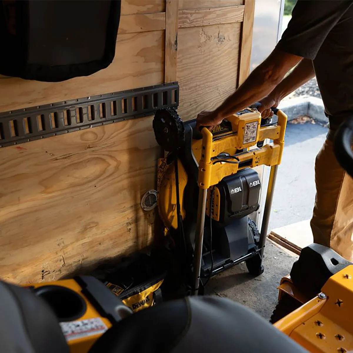 Dewalt DCMWSP156N-XJ 36V Brushless 53cm Self-Propelled Lawn Mower with 2 x 5.0Ah Battery & Charger