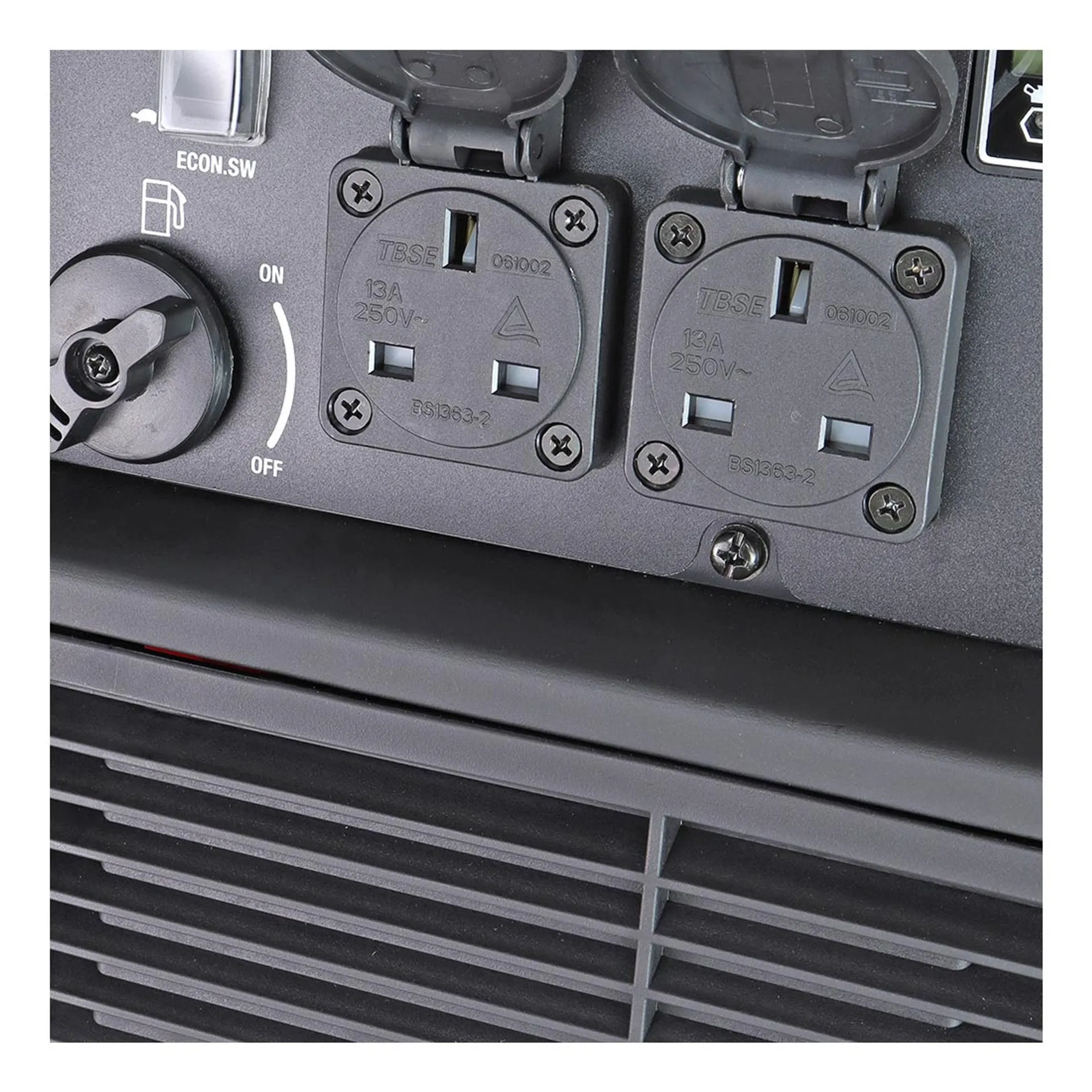 Hyundai HY3200SEi Petrol Inverter Generator. Remote Keyfob & Electric Start. Wheel Kit 3200W/240V