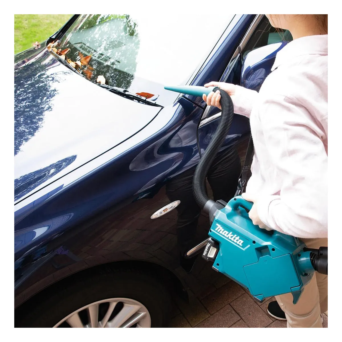 Makita CL121DWA 12V max CXT Vacuum Cleaner With 1 x 2.0Ah Battery. Charger In Bag For Convenient Cleaning