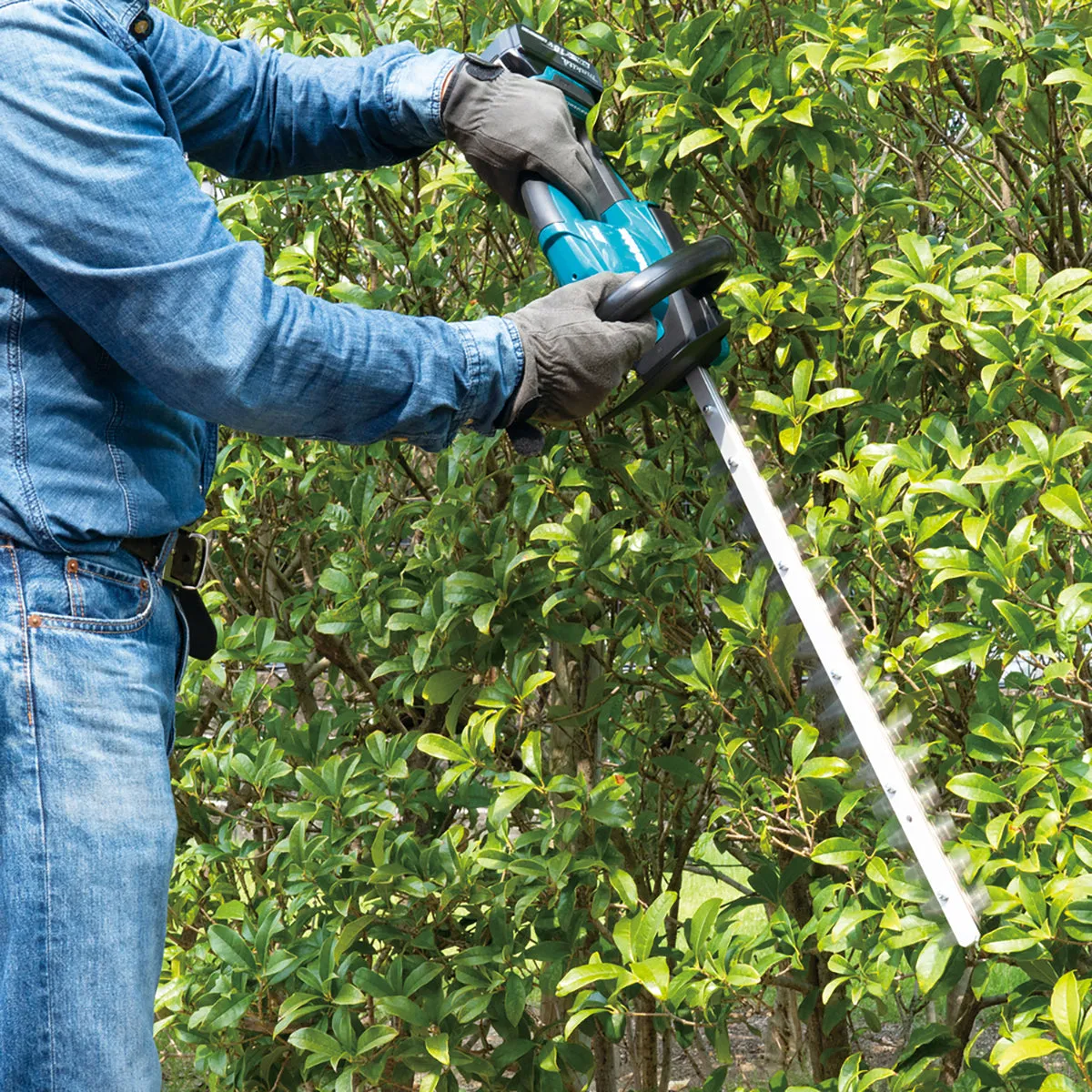 Makita DUH606RT 18V LXT Brushless 60cm Hedge Trimmer With 1 x 5.0Ah Battery & Charger