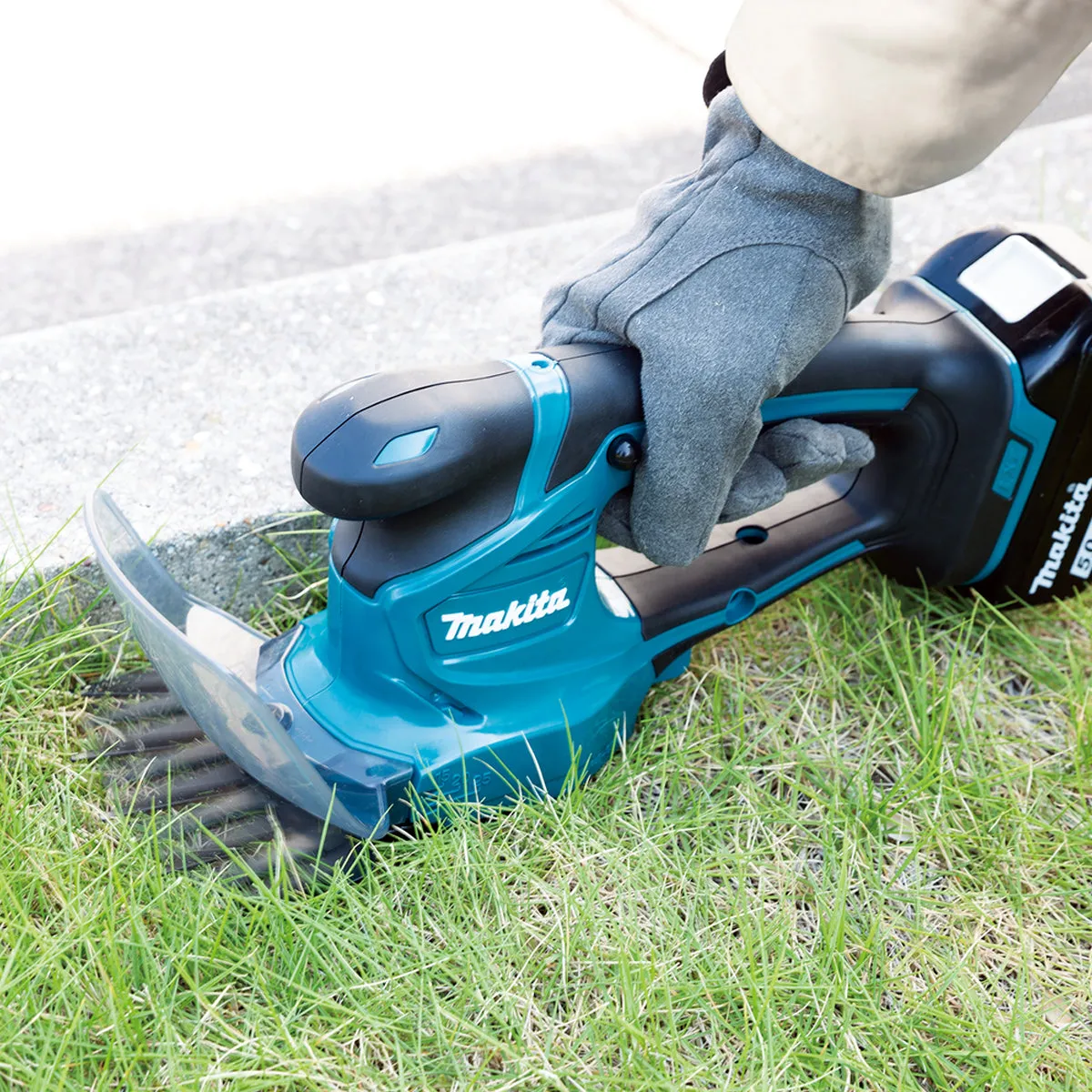 Makita DUM111RTX 18V LXT Cordless 11cm Grass Shear With 1 x 5.0Ah Battery & Charger