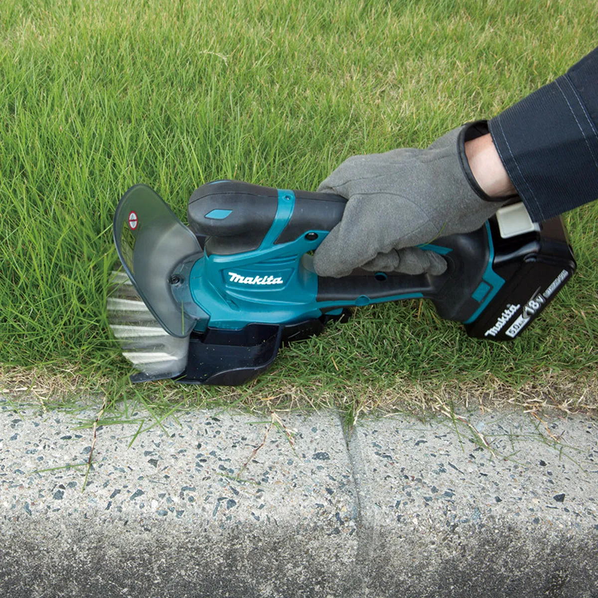 Makita DUM604RTX 18V LXT Cordless 16cm Grass Shear With 1 x 5.0Ah Battery & Charger