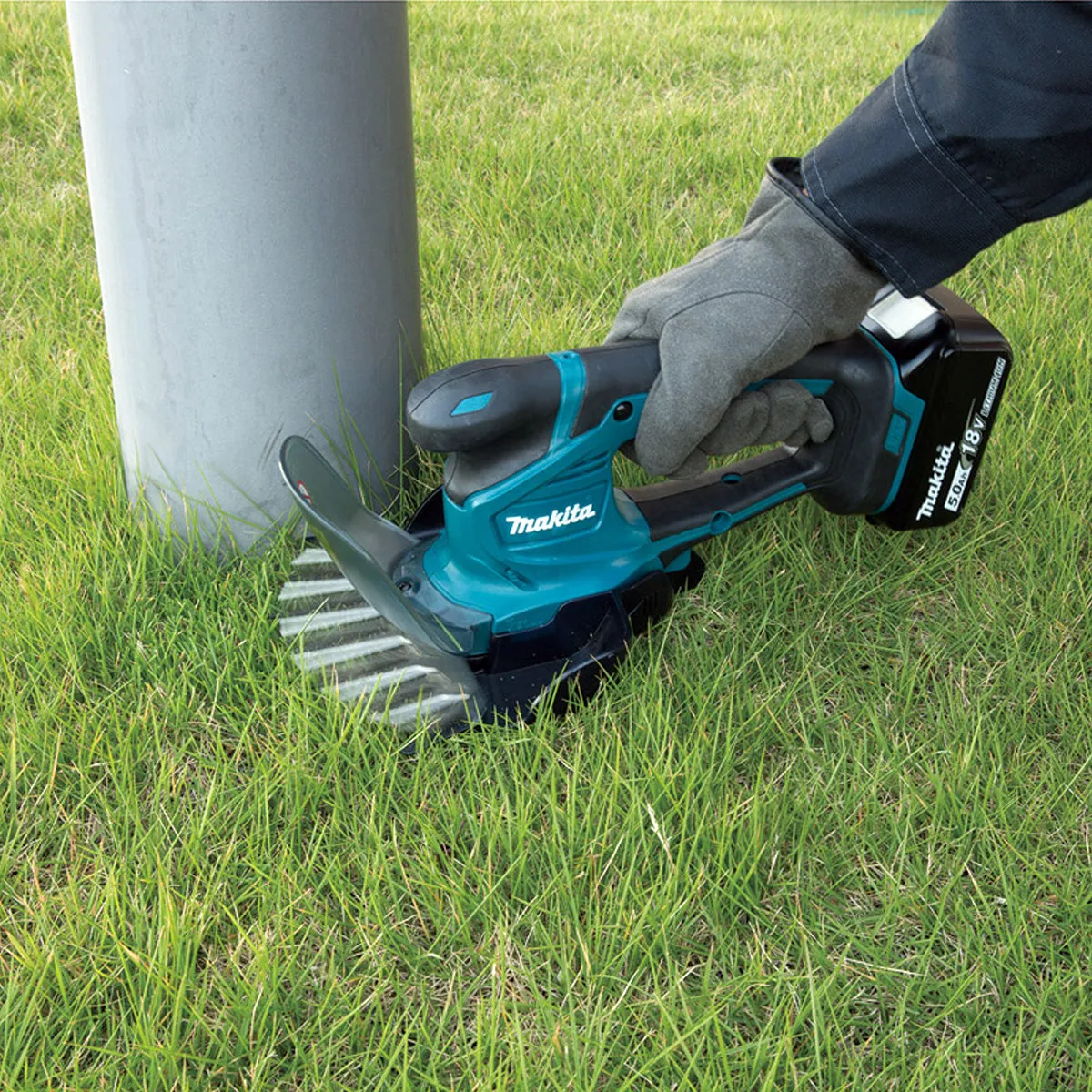 Makita DUM604RTX 18V LXT Cordless 16cm Grass Shear With 1 x 5.0Ah Battery & Charger