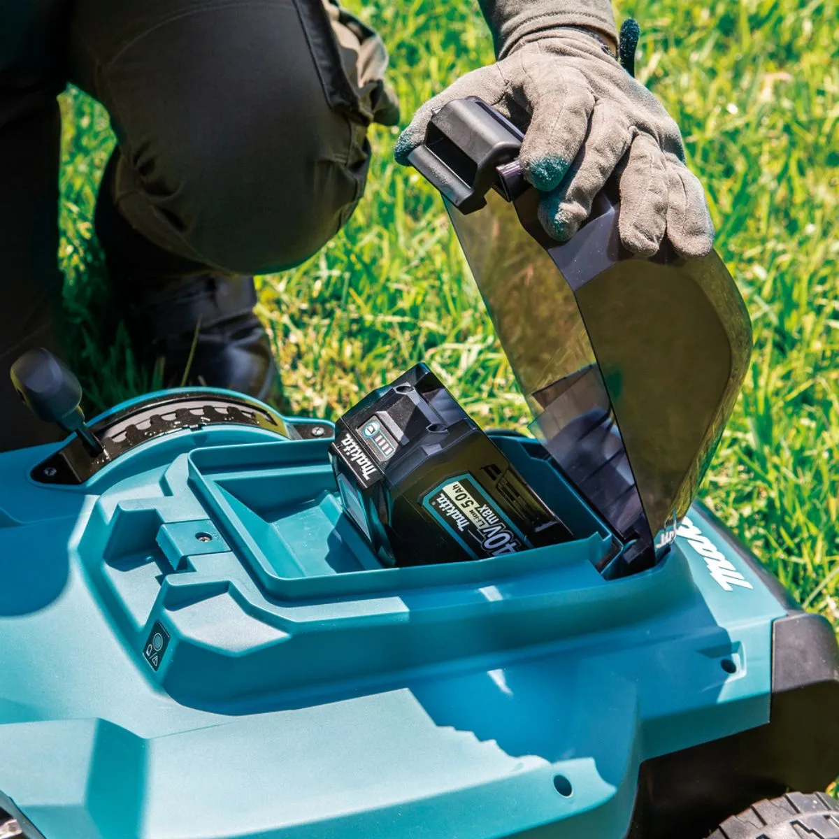 Makita LM004GM103 40Vmax XGT Brushless 430mm (17) Lawn Mower With 1 x 4.0Ah Battery & Charger