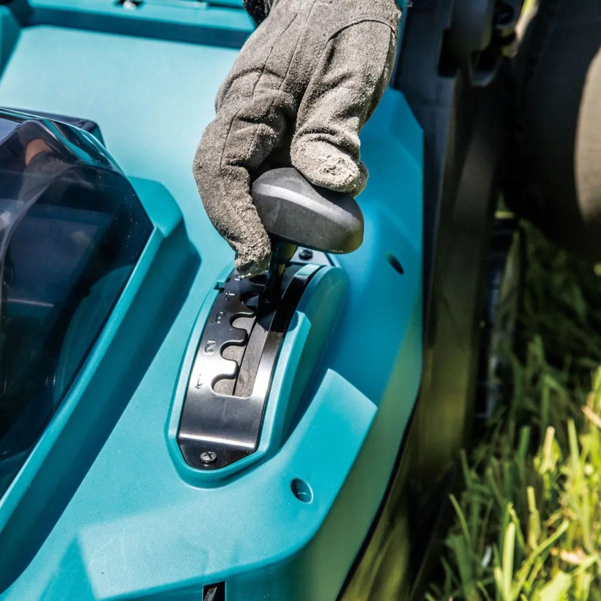 Makita LM004GM103 40Vmax XGT Brushless 430mm (17) Lawn Mower With 1 x 4.0Ah Battery & Charger