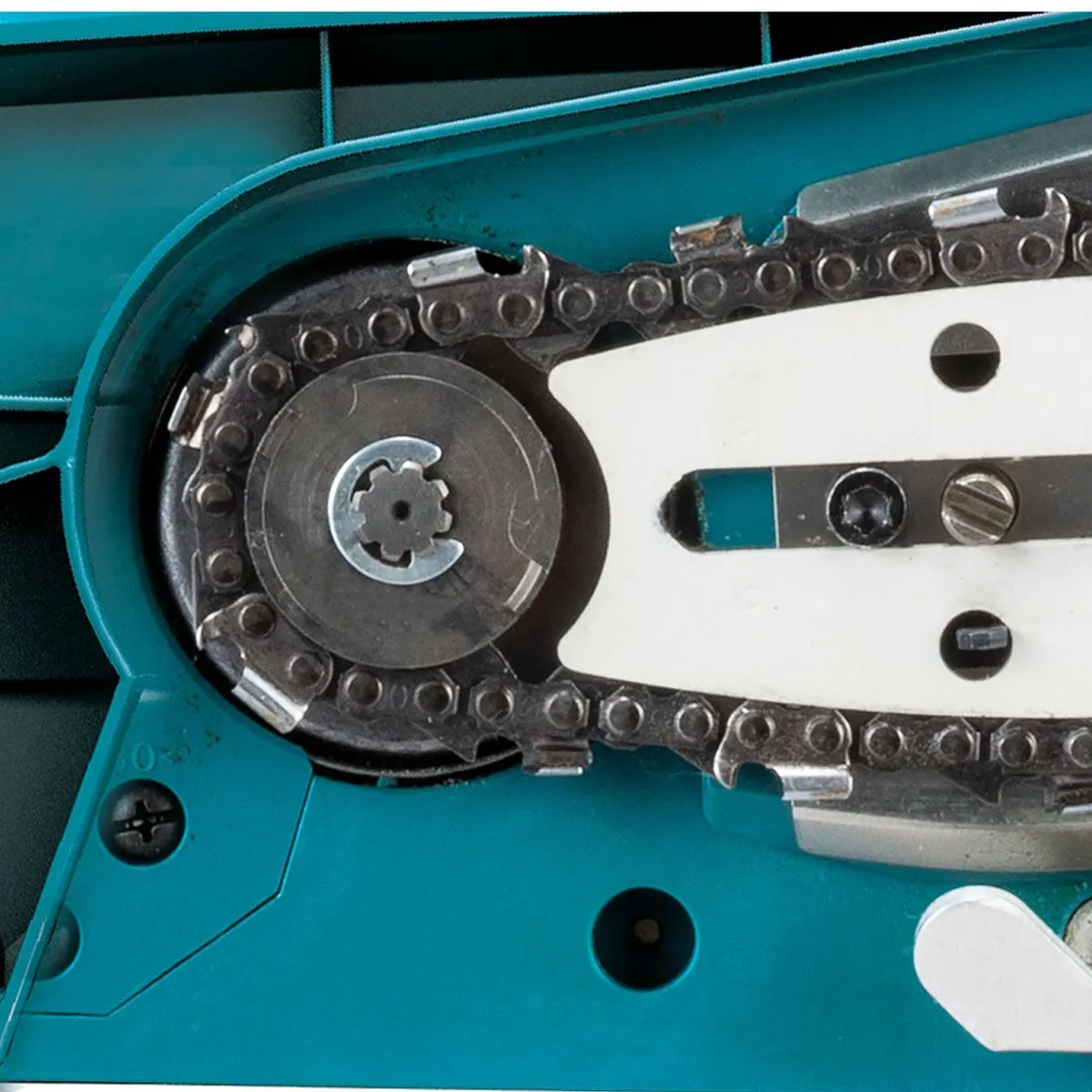 Makita UC002GD202 40V Max XGT 250mm/10 Brushless Chainsaw with 2 x 2.5AH Batteries & Charger