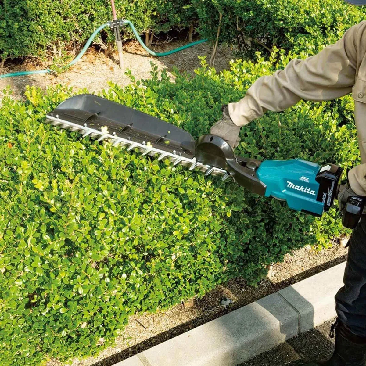 Makita UH013GD202 40V XGT Brushless Hedge Trimmer 60cm with 2 x 2.5Ah Battery & Charger