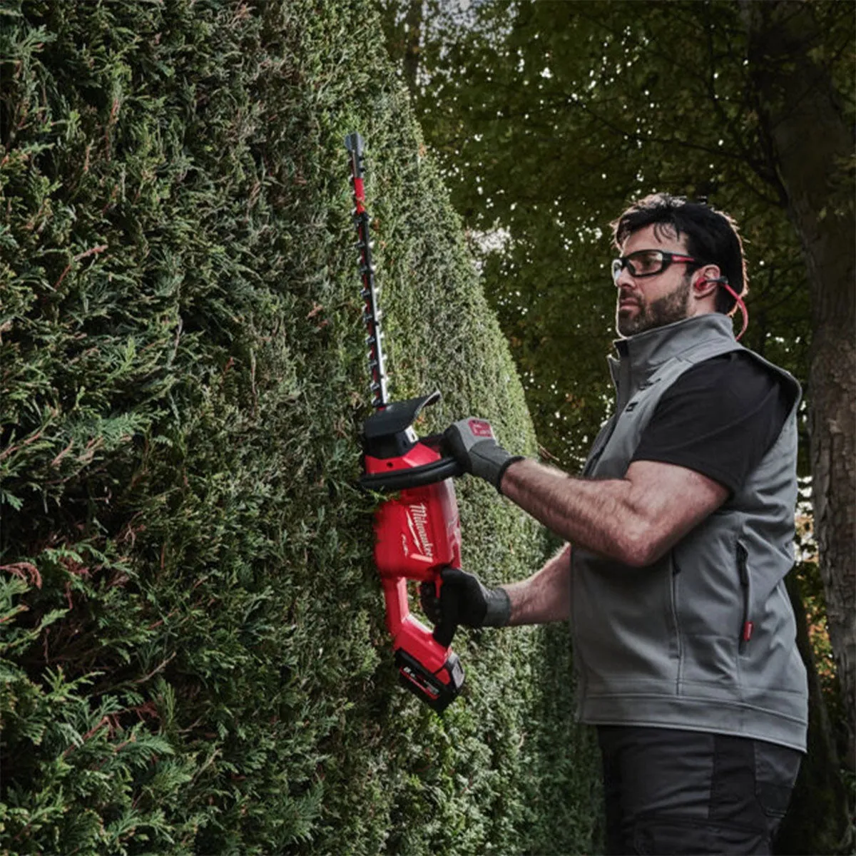 Milwaukee M18FHET45-0 18V FUEL Brushless 45cm Hedge Trimmer with 1 x 5.0Ah Battery & Charger