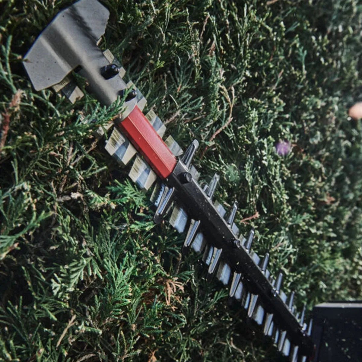 Milwaukee M18FHET45-0 18V FUEL Brushless 45cm Hedge Trimmer with 1 x 5.0Ah Battery & Charger