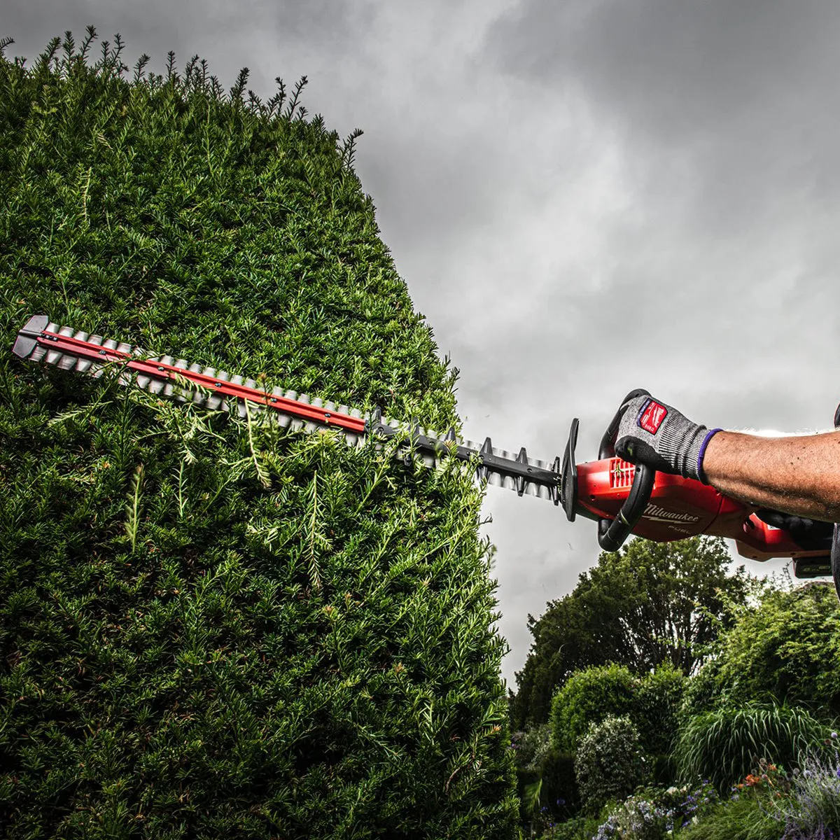Milwaukee M18FHET75G2-0 18V FUEL Brushless 75cm Hedge Trimmer with 1 x 5.0Ah Battery & Charger
