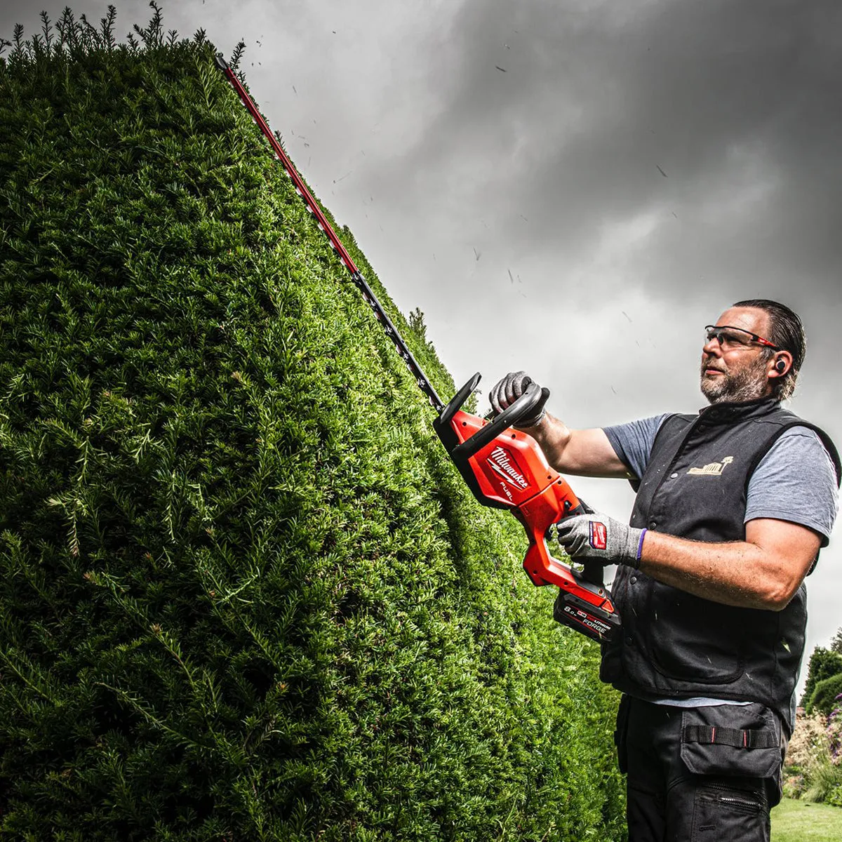 Milwaukee M18FHET75G2-0 18V FUEL Brushless 75cm Hedge Trimmer with 1 x 5.0Ah Battery & Charger