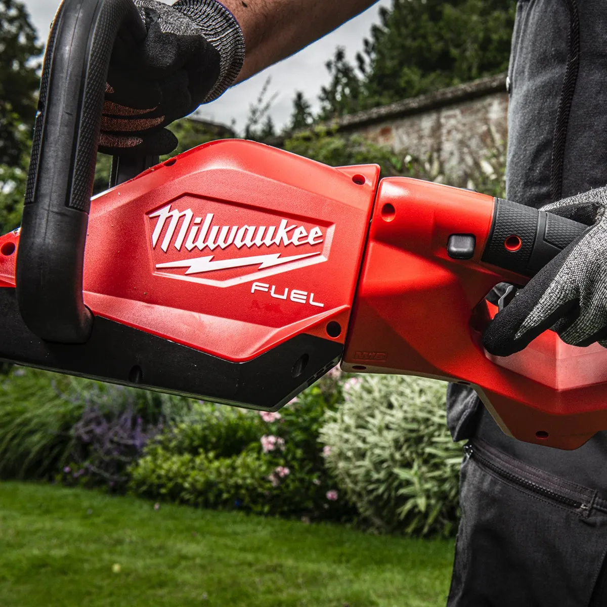 Milwaukee M18FHET75G2-0 18V FUEL Brushless 75cm Hedge Trimmer with 1 x 5.0Ah Battery & Charger