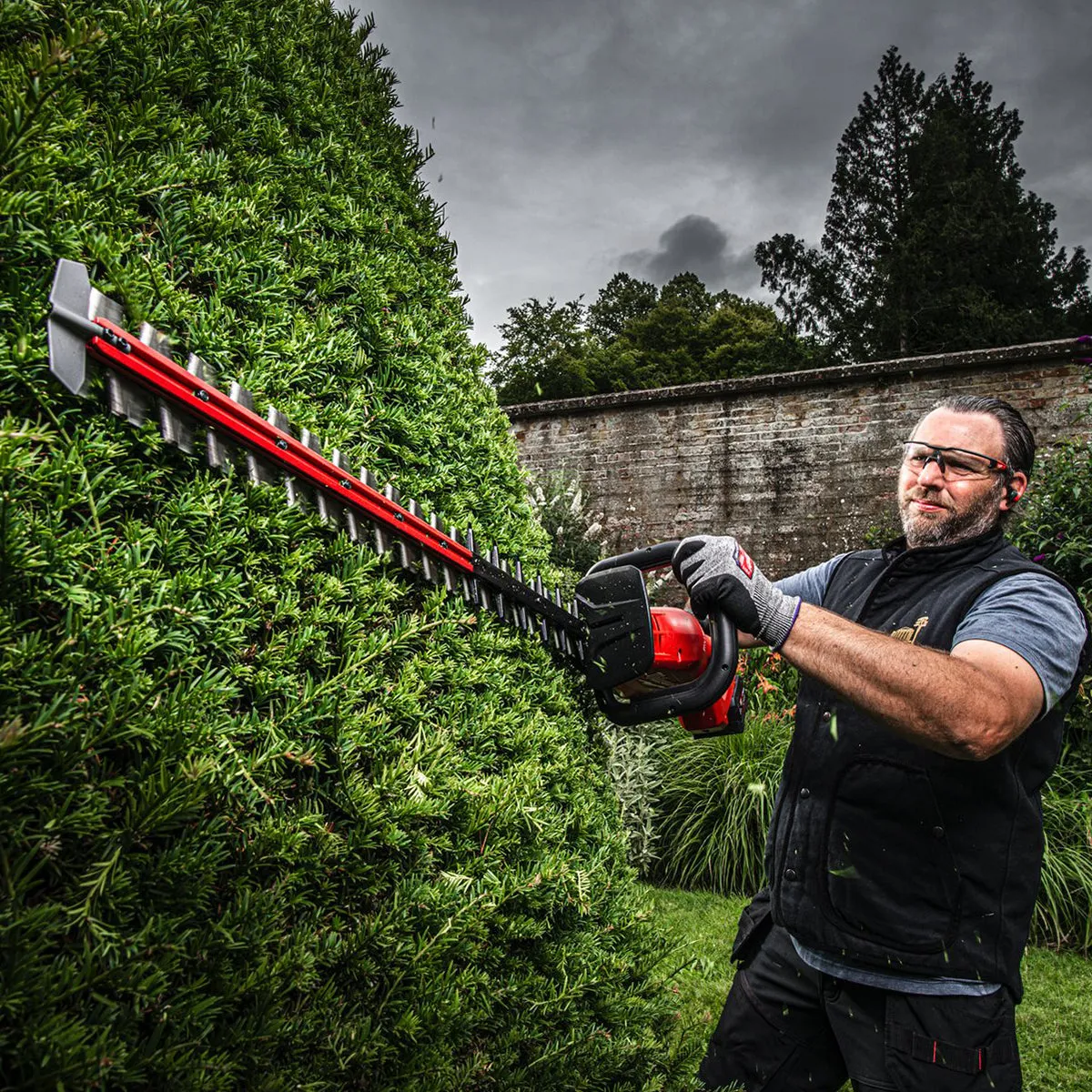 Milwaukee M18FHET75G2-0 18V FUEL Brushless 75cm Hedge Trimmer with 1 x 5.0Ah Battery & Charger