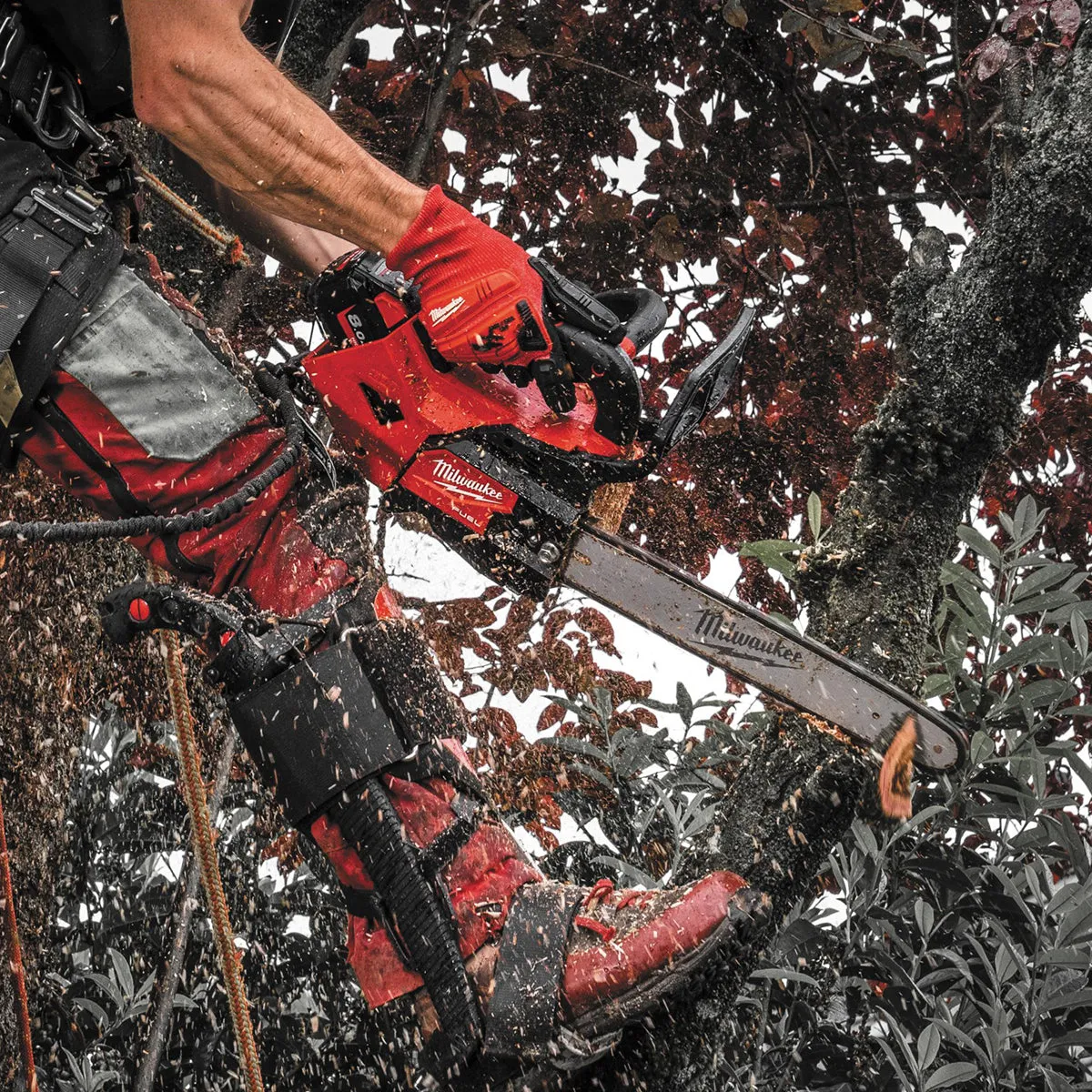 Milwaukee M18FTHCHS35-802 M18 Fuel 18V Chainsaw 35cm Bar with 2 x 8.0Ah Batteries & Charger 4933479991
