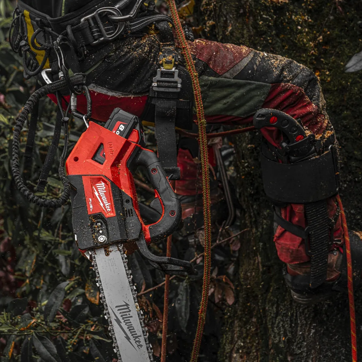 Milwaukee M18FTHCHS35-802 M18 Fuel 18V Chainsaw 35cm Bar with 2 x 8.0Ah Batteries & Charger 4933479991