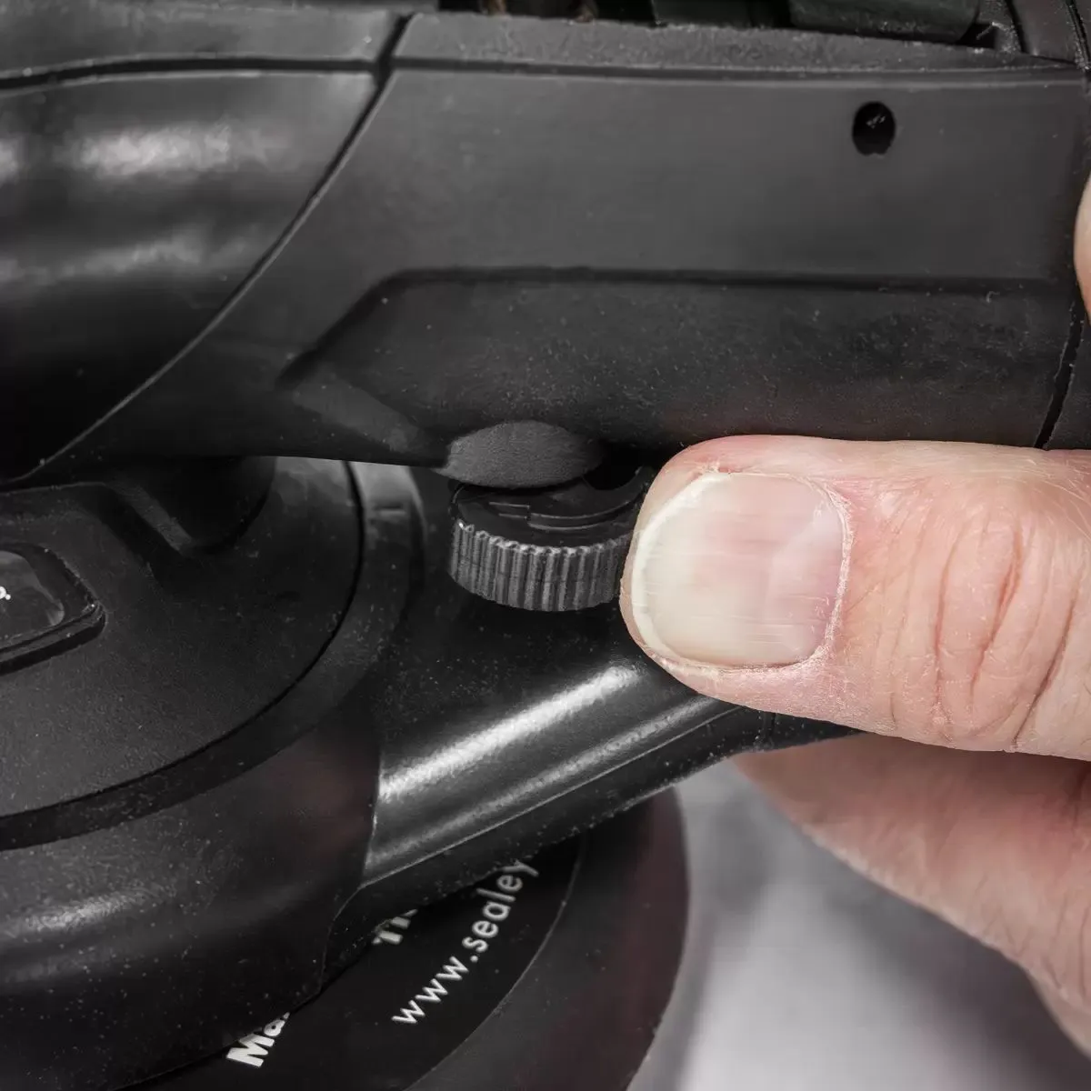 Sealey SA803 Air Palm Orbital Sander 150mm Dust-Free. Durable. and Noise-Reducing Sander for Precision Sanding